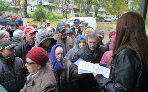 Піднімається з колін: росіяни влаштовують тисняву за безкоштовний хліб