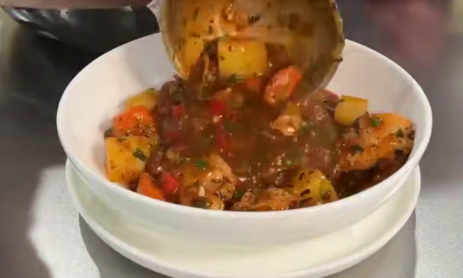 Куриное рагу с овощами, кадр из видео