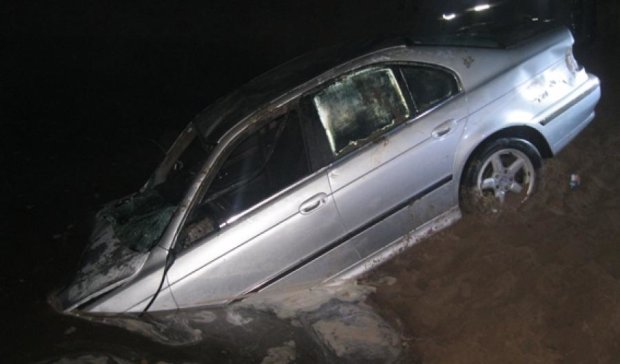 В Ровенской области автомобиль упал в воду, два человека погибли