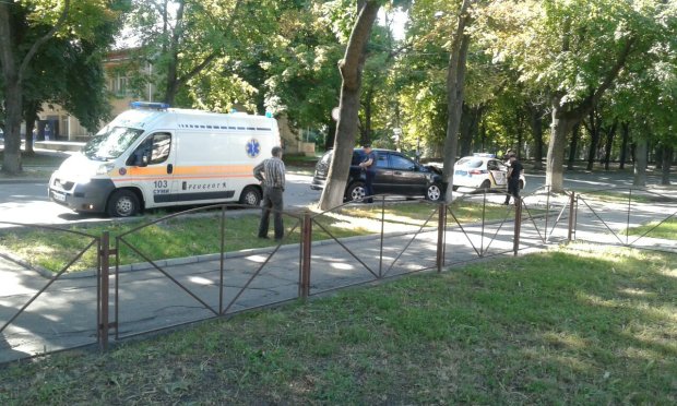 У Києві п'яний шумахер "поцілував" дерево і завалився спати: накосячив - і "в люлю"