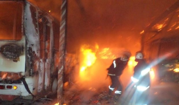 Чотири пасажирські автобуси згоріли на Хмельниччині