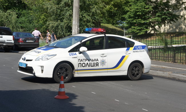 В Киеве Mazda "посадила" на капот двух велосипедистов: жизнь подростков висит на волоске, жуткие фото