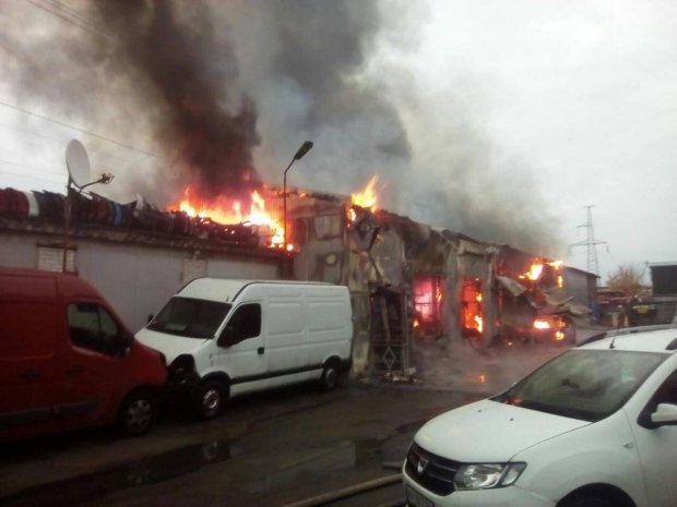 У Києві вщент вигоріла СТО з автомобілями: фото, відео
