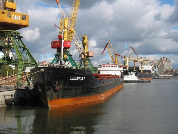 "Летучий голландец" из РФ: танкер-призрак Путина вторгся в украинский порт