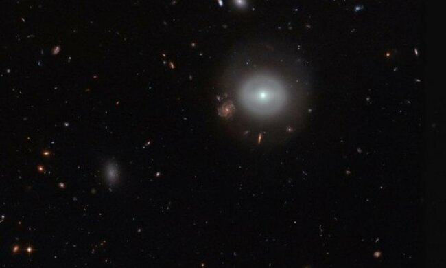Вчені пояснили походження лінзоподібної галактики
