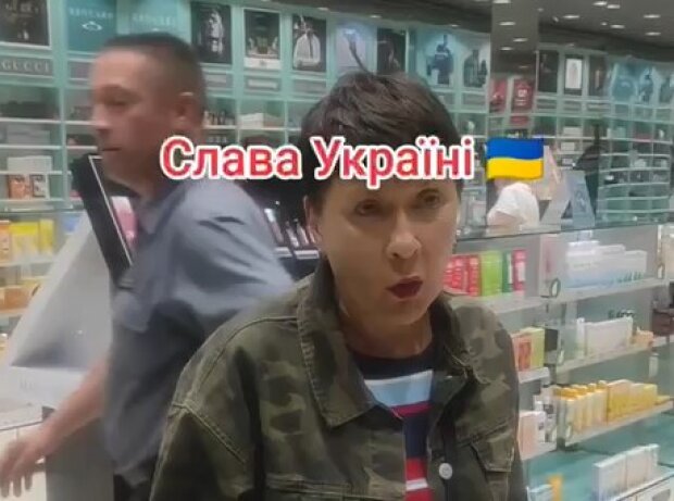 Поклонница "русского мира" в Житомире набросилась на посетителей: "Желто-голубые бомбят мой дом"