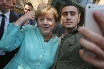 Селфи беженца с Меркель обойдется Facebook в кругленькую сумму