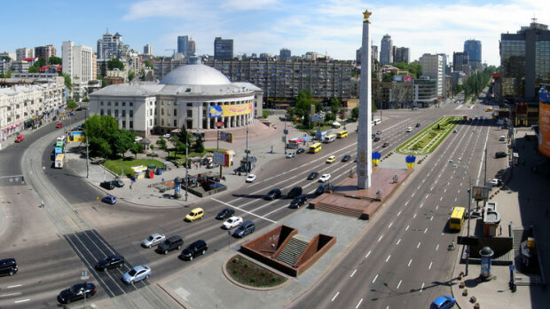 У Києві раптово пішов "дощ зі скла", очевидці остовпіли: "Водієві не позаздриш"