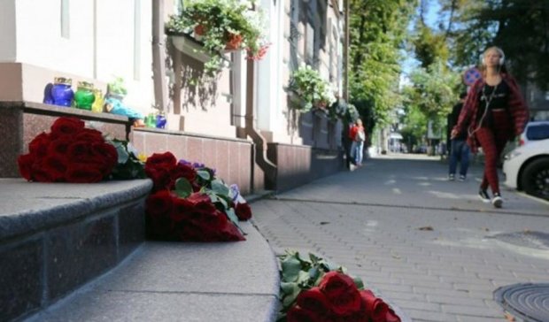 Как киевляне почтили память жертв землетрясения в Италии (ФОТО)