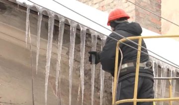 Челябінських комунальників зганьбив фотоконкурс бурульок