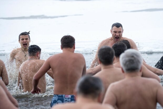 Кличко переодягне київських комунальників в ряси і вручить "хрести": "Кому водички?"
