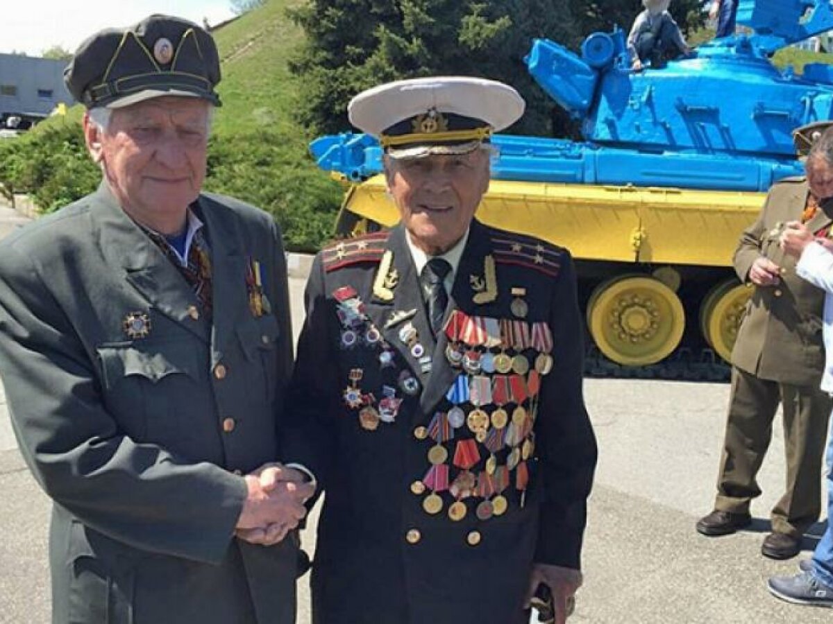 Veterany Upa I Krasnoj Armii Pozhali Drug Drugu Ruki Foto Znaj Yua