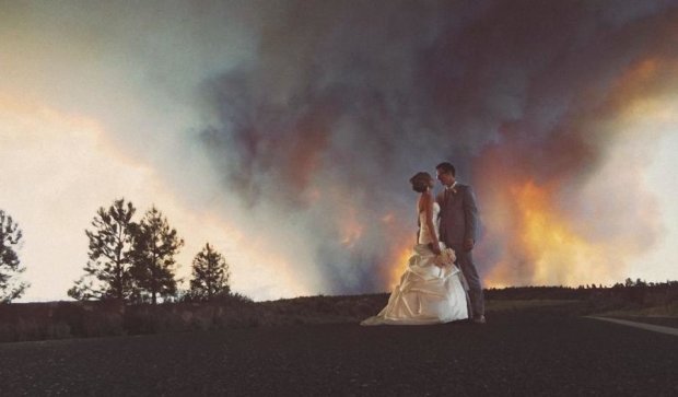 Как дым от пожара прославил свадебного фотографа