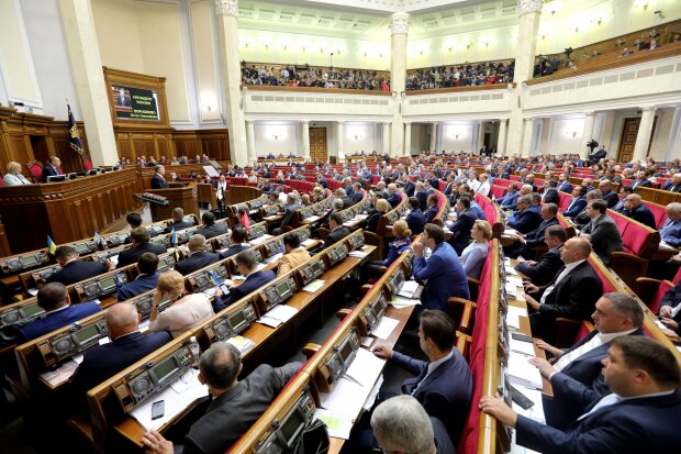 Українцям показали зарплати нових депутатів однією картиною: точно слуги народу