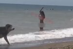 Как дома: под Одессой туристка побрила свою "лохматку" прямо в море