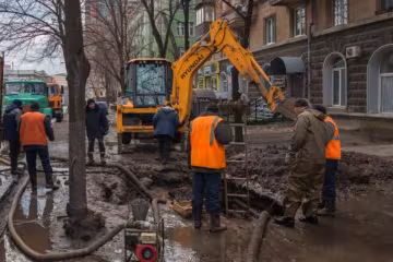 Из-за халатности киевских коммунальщиков водители "уходят под землю": фото