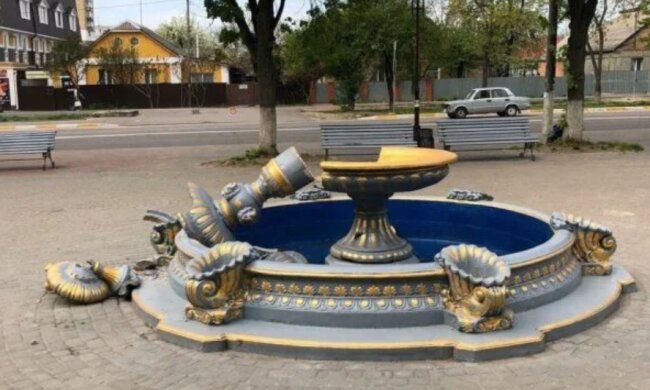 У Боярці знову зламали фонтан - слідом за горе-матусею на конструкцію видерлися п'яна компанія