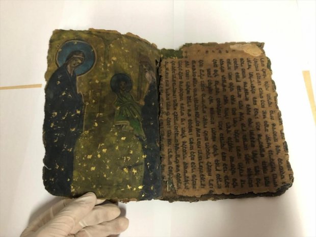 У контрабандистів вилучили 800-річну релігійну книгу: фото унікального артефакту
