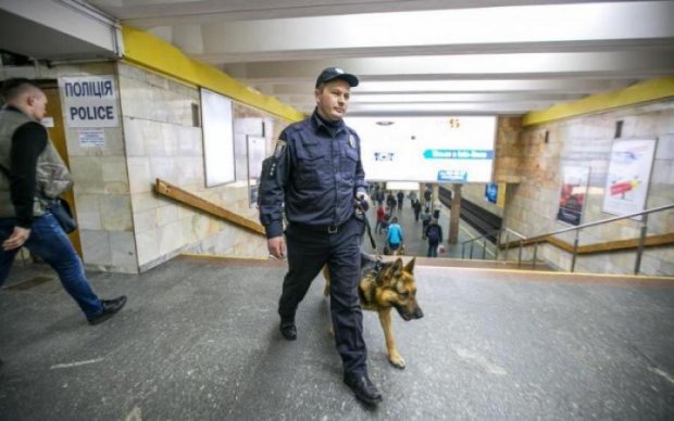 "Брудний" протест: у київському метро дівчину облили фарбою