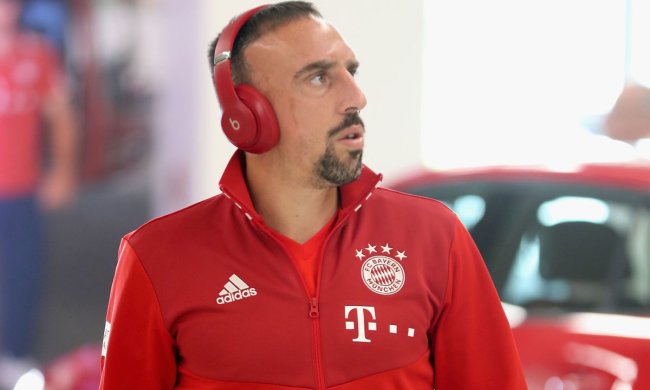 Звездный футболист вызвал такси и уехал домой во время матча