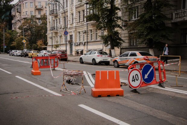 У Києві біля Ради провалився асфальт, розлючені люди не змовчали: "Ех, іще б трішечки.."