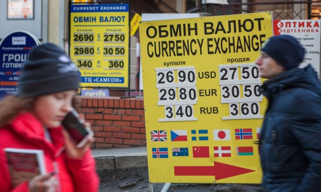 Курс валют на 28 декабря: доллар пошел в атаку, гривна сдалась без сражения