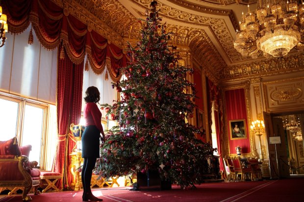 Королевское Рождество: в замке установили елку для Елизаветы II