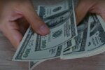 Курс валют на конец недели: доллар резко изменил направление