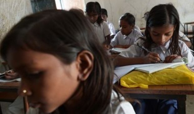 Жорстоке покарання: індійську школярку прокатили на розпеченій гірці