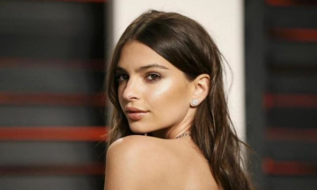 Мікро-білизна ледь витримала форми Ратаковскі