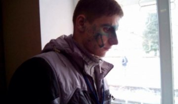 Учасників екзит-полів обливають зеленкою в Кременчуці (фото, відео)