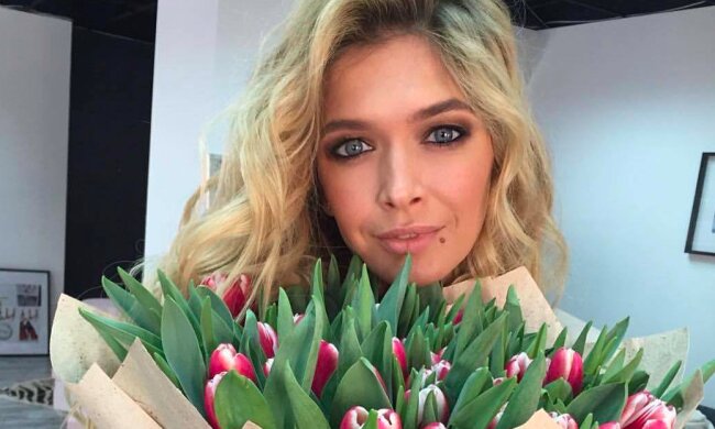 "Просто богиня!": Брежнева распахнула жакетик и засветила грудь