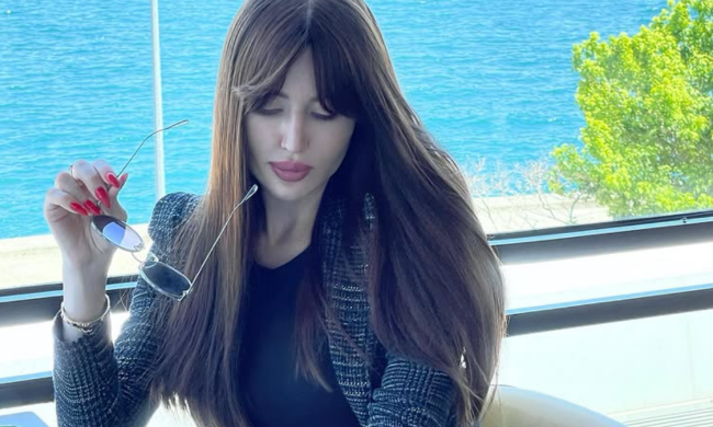 Красива дівчина, довге волосся, фото: Знай.ua