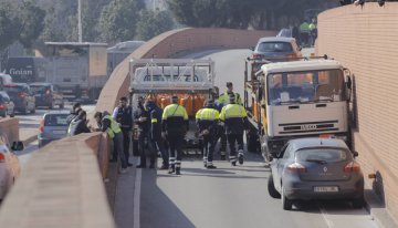 Полиция Барселоны со стрельбой остановила взрывоопасный грузовик