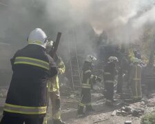 Рятувальники дістають людей з-під завалів у Києві