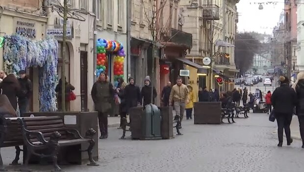 Люди на вулицях, скріншот: Youtube