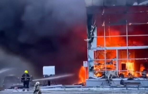 Пожежа після обстрілу Кременчука, скріншот з відео