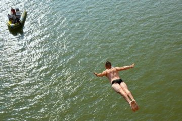 Прыжок с моста стал роковым для спортсмена (ВИДЕО 18+)