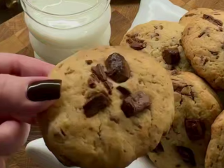 Печенье с шоколадной крошкой, кадр из видео