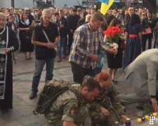 На Майдане зажгли свечи памяти погибших в Бутовке бойцов