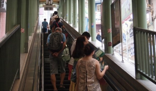У Китаї ескалатор з людьми раптово поїхав у зворотний бік (відео)