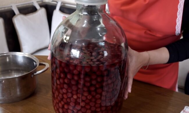 Ви забудете про магазинне вино з першого ковтка: два рецепта домашньої вишневої наливки