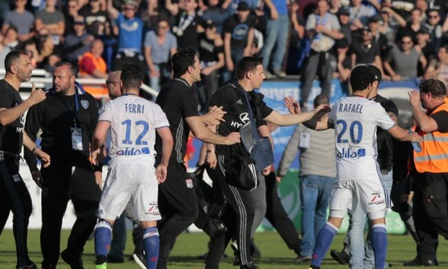 Во Франции фанаты Бастии избили футболистов Лиона и сорвали матч чемпионата