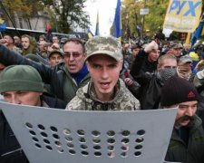 Полиция штурмует палаточный городок: в ход пошла брусчатка