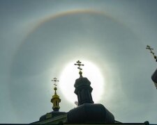 В Киево-Печерской Лавре - гало на Троицу, скриншот с видео