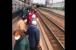 Покрасневшие киевляне "лезут" в переполненные электрички, ни одна маска не спасет: полюбуйтесь