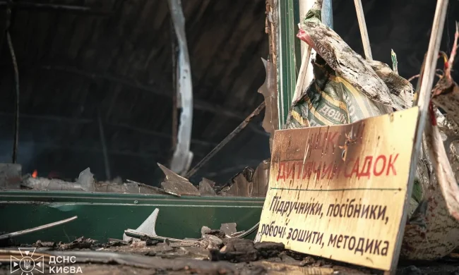 Спасатели ГСЧС ликвидируют последствия ночного обстрела Киева