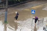 Поліцейські Львова на руках виносили пасажирів маршрутки (відео)