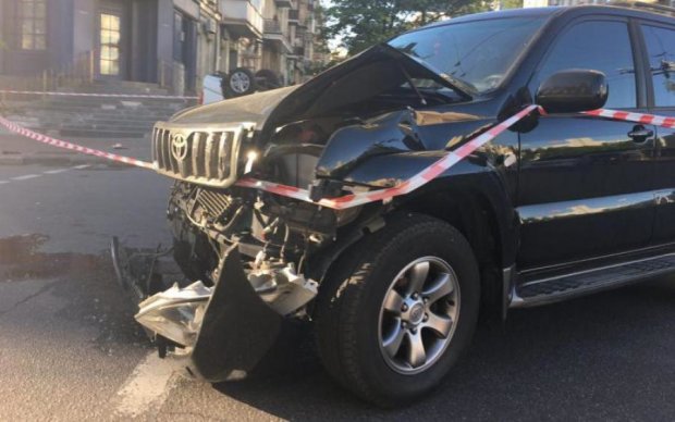 Страшная авария в центре Киева: машину выбросило на обочину