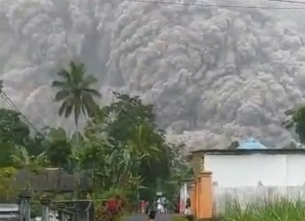 В Индонезии проснулся вулкан, скриншот